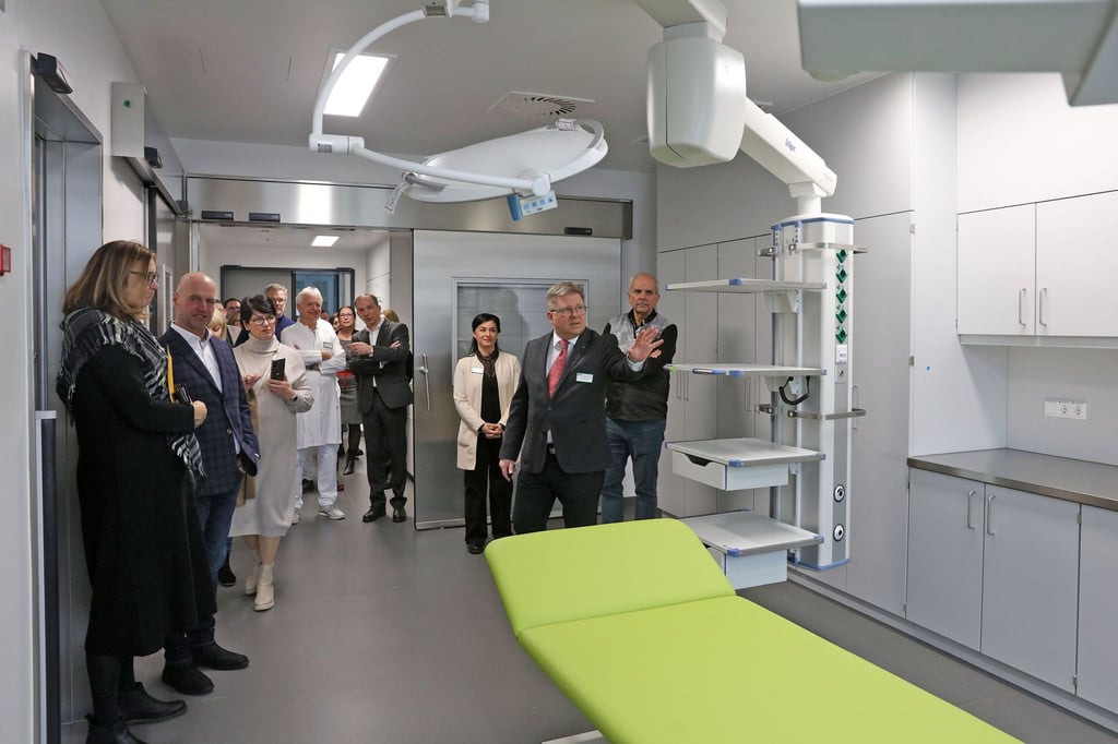 Chefarzt Dr. Reinhold Müller zeigt den Gästen bei der Eröffnung des Neubaus Haus 1 am Zwickauer Heinrich-Braun-Klinikum die neuen Räumlichkeiten.