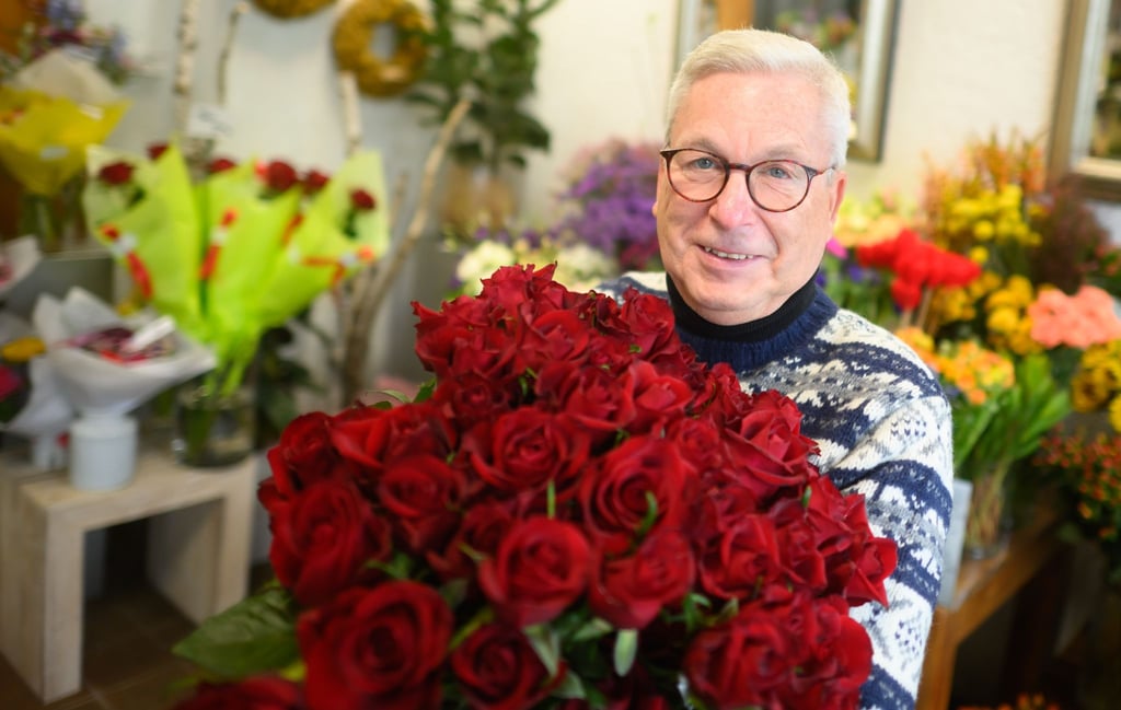 Florist Bernhard Kahlandt schenkt seiner Ehefrau Blumen zum Valentinstag. Sie revanchiere sich eher mit einem schönen Essen, sagt er.