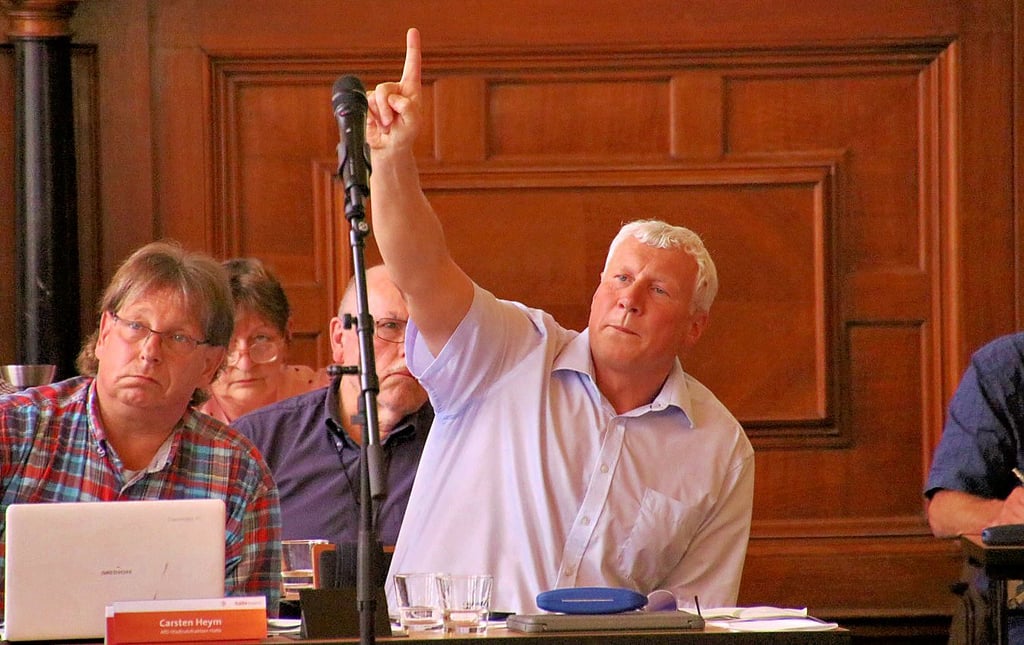 Alexander Raue tritt im Stadtrat selbstbewusst auf. Er ist Vorsitzender der seit 2024 größten Fraktion in Halle.