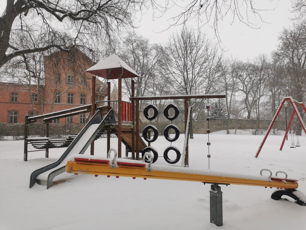 Im Winter fällt das Spielen auf den öffentlichen Spielplätzen wie hier in Halberstadts Plantage wegen des Schnees oft aus.