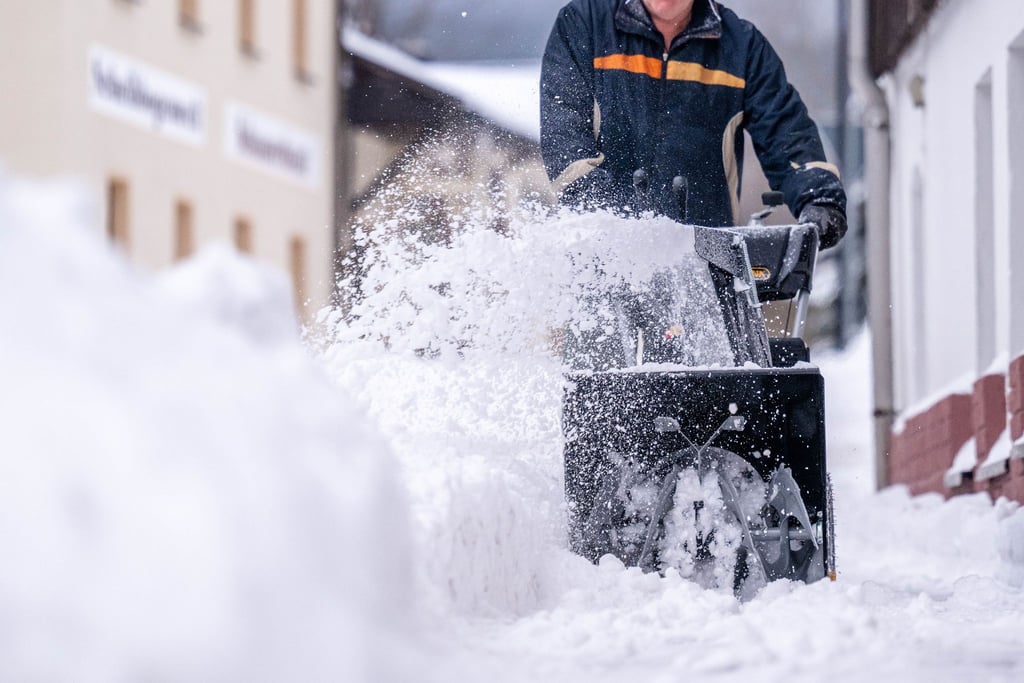 Wer für Winterdienste wie Räumen, Streuen oder Eiszapfen-Beseitigung Dienstleister beauftragt, kann die Kosten dafür regelmäßig von der Steuer absetzen.