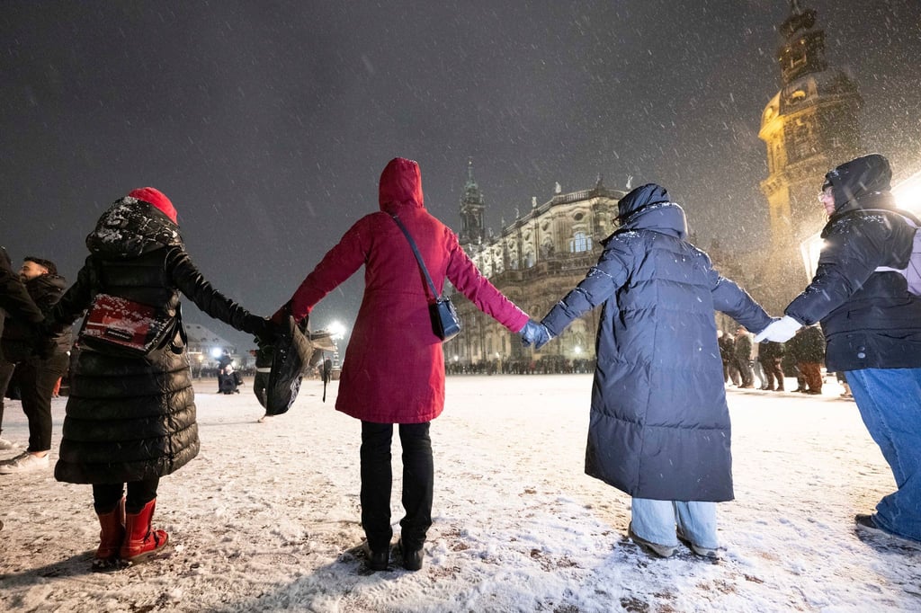 80 Jahre nach der Zerstörung Dresden haben Tausende eine Menschenkette zum Gedenken gebildet.