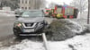 Ein Nissan prallte beim Ausweichversuch gegen eine Straßenlaterne in Halberstadt, die auf den Gehweg krachte.