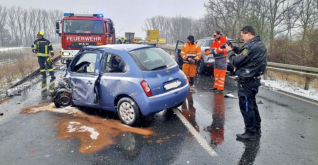 Drei Verletzte forderte ein Unfall auf der B 91. Die Ortswehr Theißen war im Einsatz.
