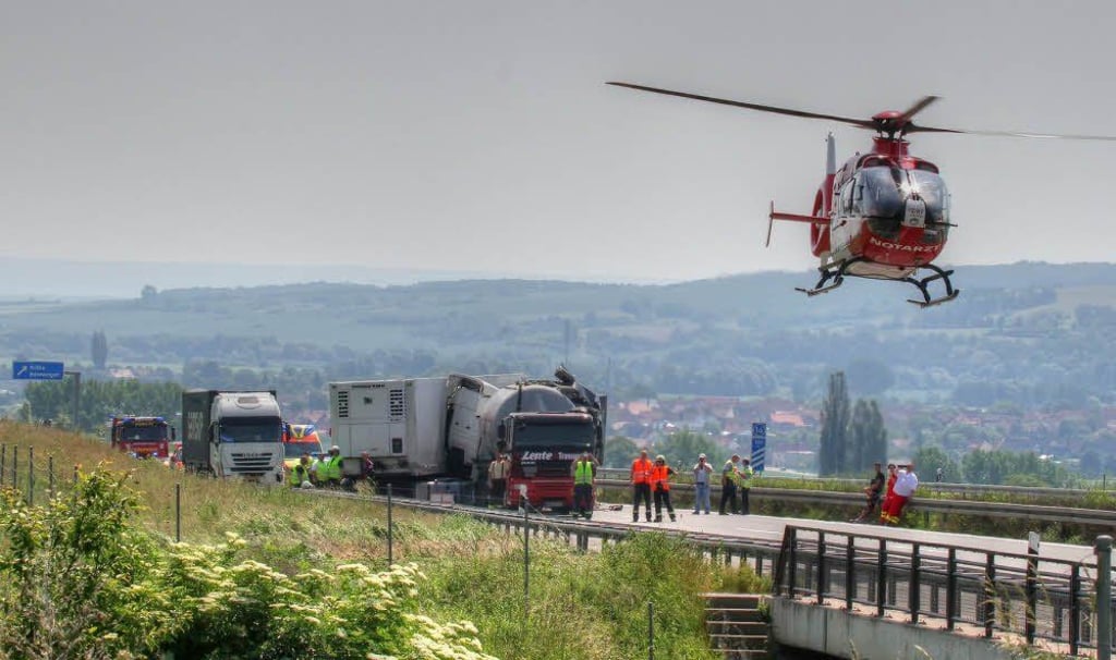 Der Rettungshubschrauber im Einsatz nach einem Unfall auf der Südharzautobahn bei Roßla.
