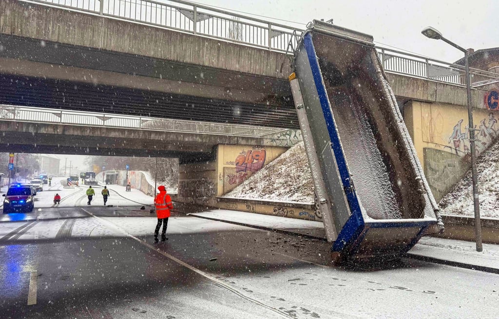 Ein Lastwagenunfall an einer Bahnbrücke in Leipzig hat zu Behinderungen im Zugverkehr nach Chemnitz gesorgt.