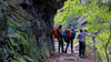 Wanderer sind auf einem Wanderweg im Harzer Bodetal in Thale unterwegs.