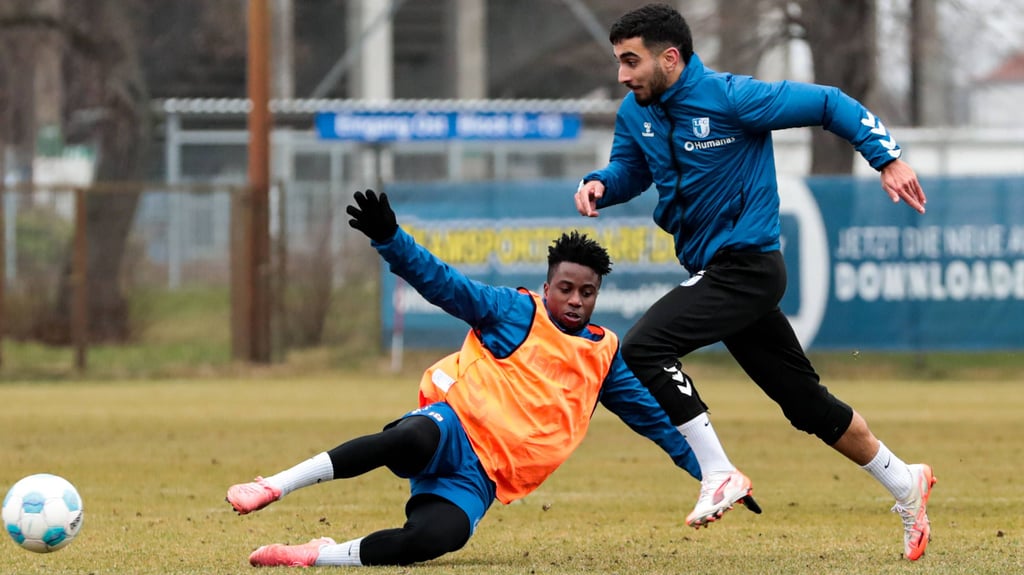 Lubambo Musonda vom 1. FC Magdeburg im Duell mit FCM-Kollege Livan Burcu. Am Freitag heißt ihr Gegner 1. FC Köln.