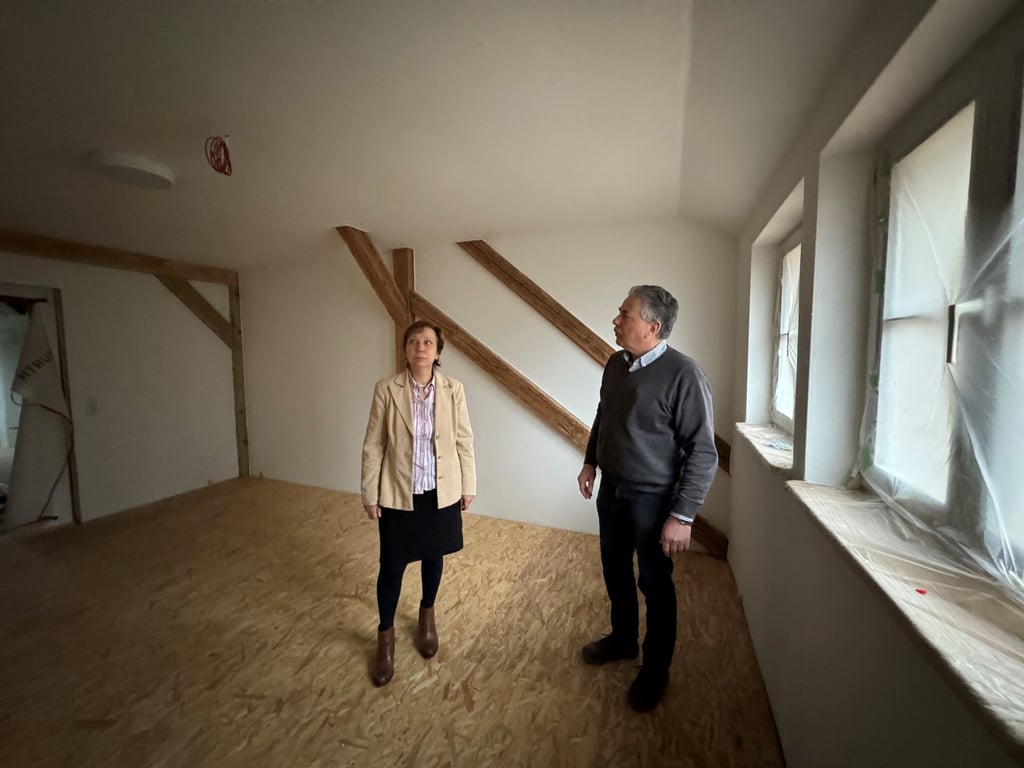 Die AWZ-Geschäftsführer Christiane Müller und Detlef Rutzen in einem der entstehenden Pilgerzimmer im Burchardikloster Halberstadts.