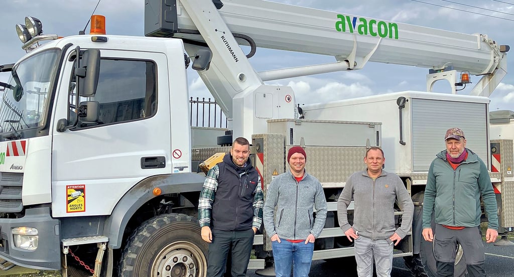 Für Avacon im Einsatz nach der Sturmkatastrophe in Irland (von links): Christian Pott, Lucas Tramm, Jens Forjahn und Ralf Eike Schwarz sind nach zwei Wochen und 5.000 Kilometern Fahrt in der Altmark zurück.