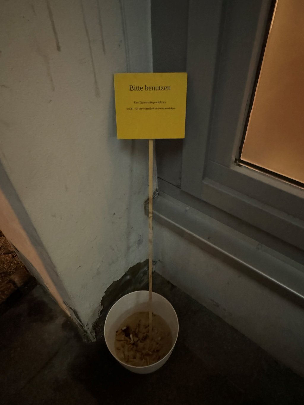 Der Versuch am SPD-Büro am Domplatz klappt - die Entsorgungsmöglichkeit für Zigarettenkippen wird gern angenommen.