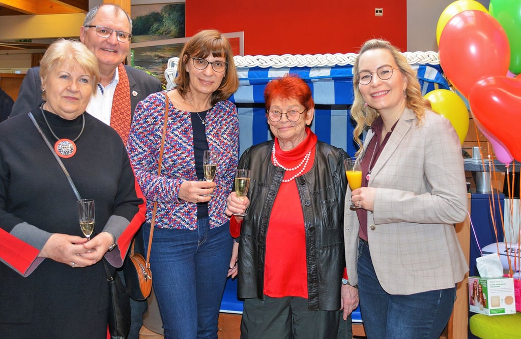 Mit Petra Hort (von links), Tino Bauer, Silke Schindler und Grit Matz (rechts) haben gleich vier ehemalige und aktuelle Bürgermeister Dr. Carola Zemlin in Wanzleben die Aufwartung gemacht.