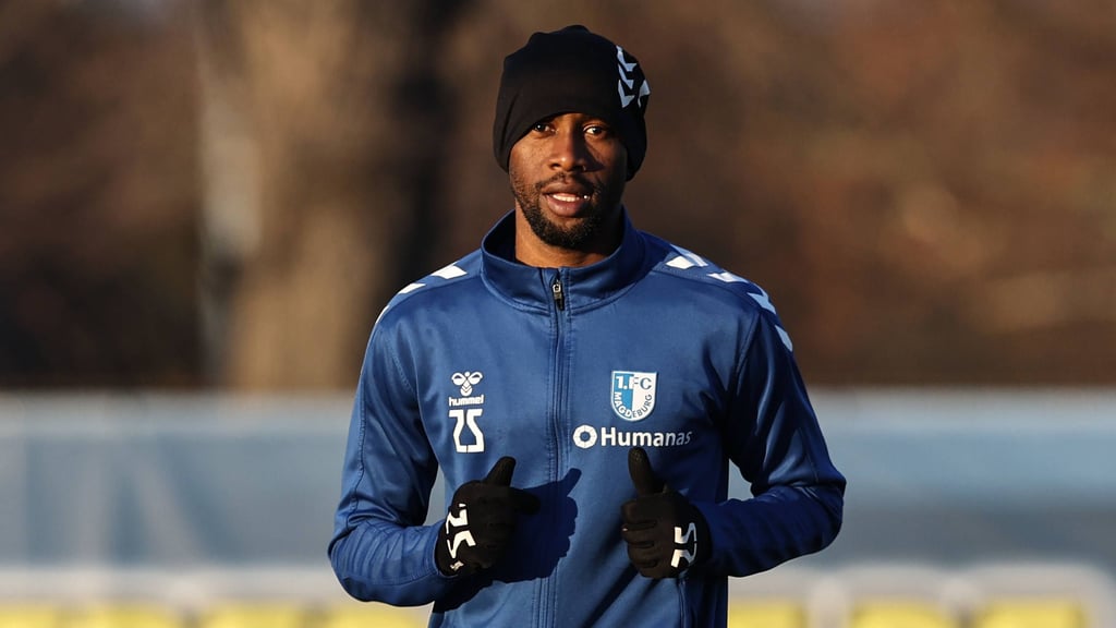 Silas Gnaka kam 2022 aus Belgien zum 1. FC Magdeburg und ist längst eine feste Größe im Team vom Trainer Christian Titz geworden.