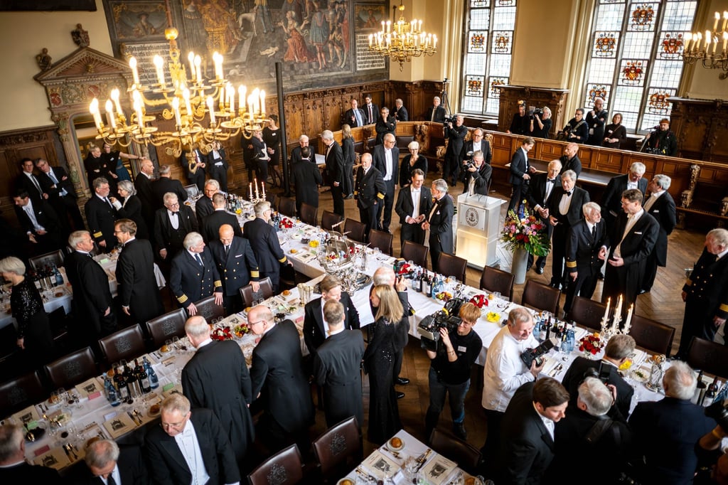 Im Bremer Rathaus haben sich rund 300 Menschen zur traditionsreichen Schaffermahlzeit getroffen. Darunter war als Ehrengast Nordrhein-Westfalens Ministerpräsident Hendrik Wüst (CDU).