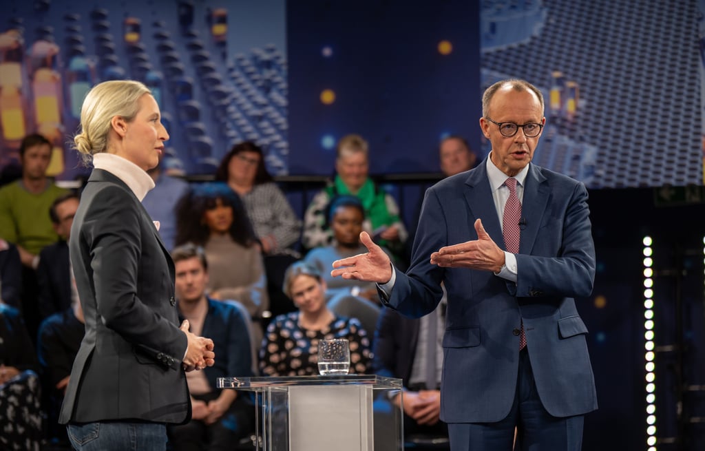 Beide wollen Kanzler werden: Alice Weidel (AfD) und Friedrich Merz (CDU) - hier bei der Sendung "Klartext" im ZDF am 13. Februar. Laut jüngster Umfrage vom 14. Februar liegt die Union aus CDU/CSU mit 30 Prozent vorn. Zweitstärkste Partei würde die AfD mit 20 Prozent. Dann folgen SPD (16%), Grüne (14%) und Linke (7%) sowie BSW und FDP (mit jeweils 4%).