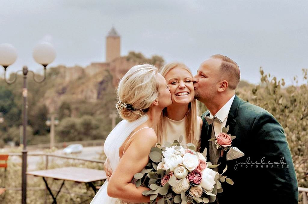 Silke Otte freut sich mit einem Hochzeitspaar, dessen freie Trauung sie gestaltet hat.