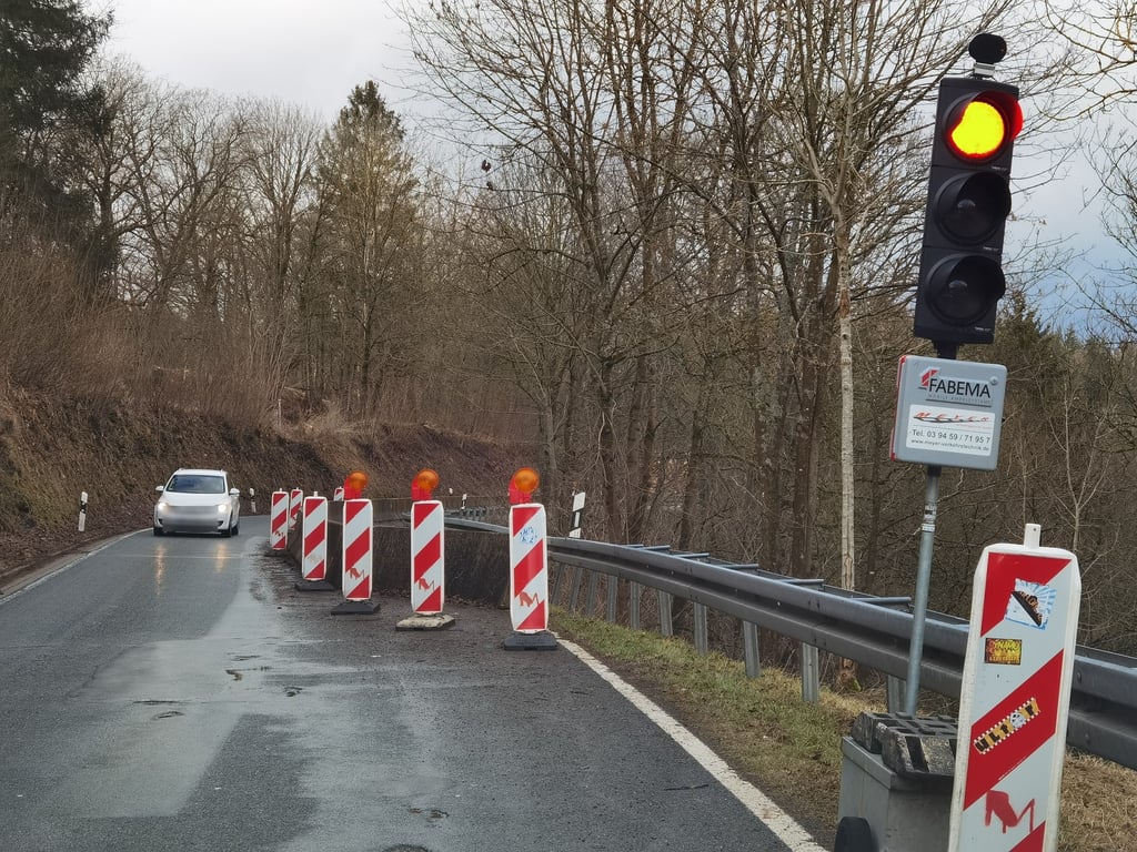 Die Ampel an der "ewigen Baustelle" auf der L98 zwischen Tanne und Königshütte.