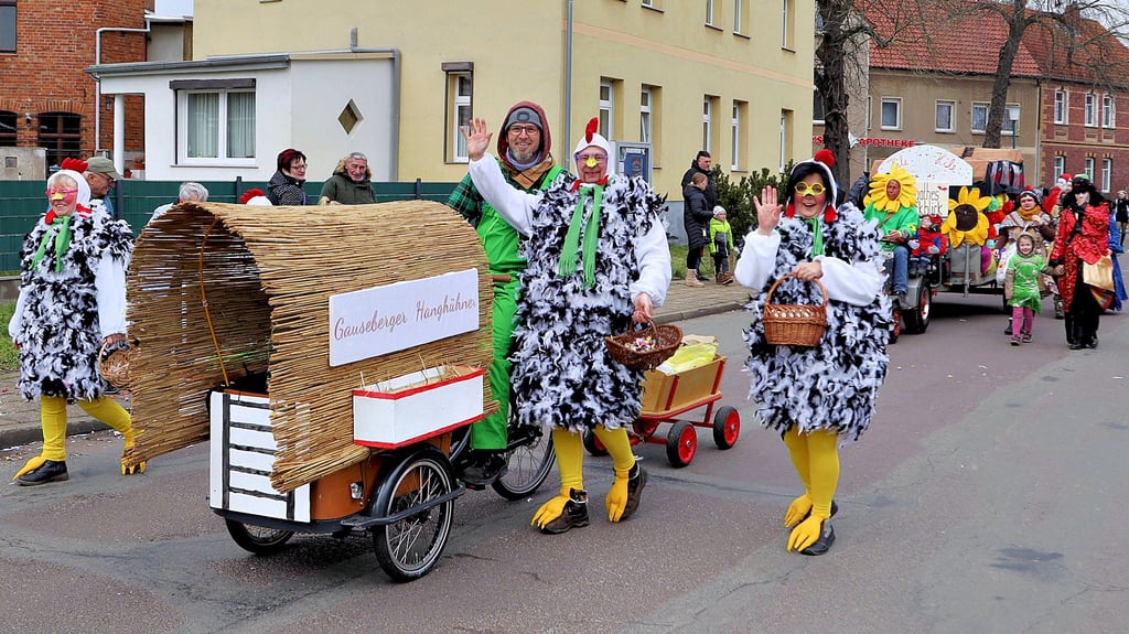 Für Spaß und Süßigkeiten sorgen beim Gauseberger Umzug an Rosenmontag viele Mitwirkende.