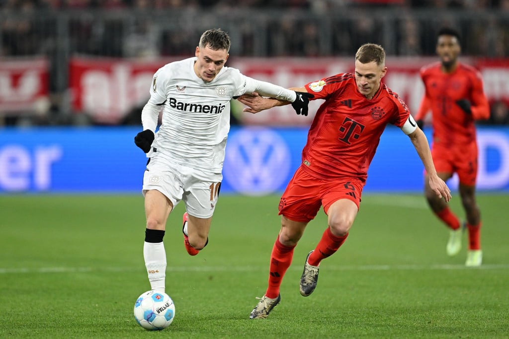 Am Samstag Gegner - irgendwann auch gemeinsam im Verein? Leverkusens Florian Wirtz (l) und Bayerns Joshua Kimmich.