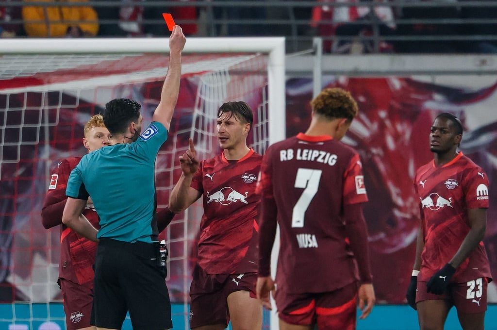 Willi Orban (M) fehlt nach seinem Platzverweis in Augsburg.