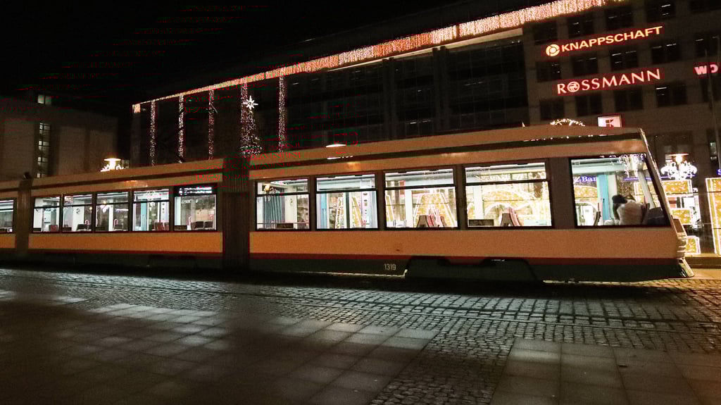 Beim Heimspiel des 1. FC Magdeburg gegen den 1. FC Köln werden zusätzliche Straßenbahnen für die Fans eingesetzt.