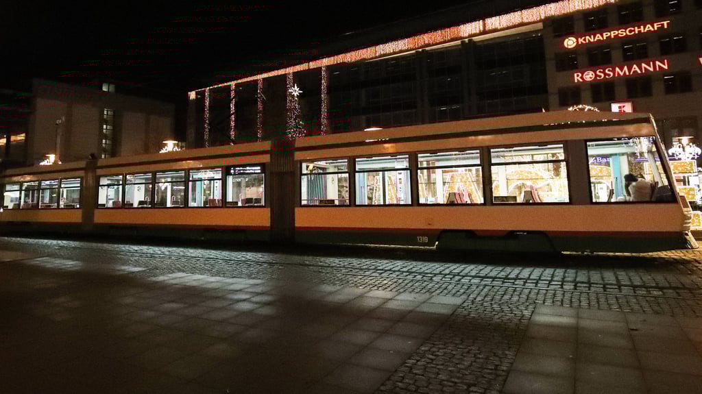 Beim Heimspiel des 1. FC Magdeburg gegen den 1. FC Köln werden zusätzliche Straßenbahnen für die Fans eingesetzt.
