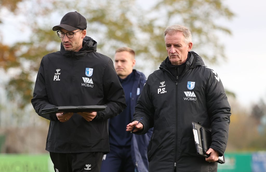 Das Trainerduo mit Pascal Ibold und Petrik Sander (r.).
