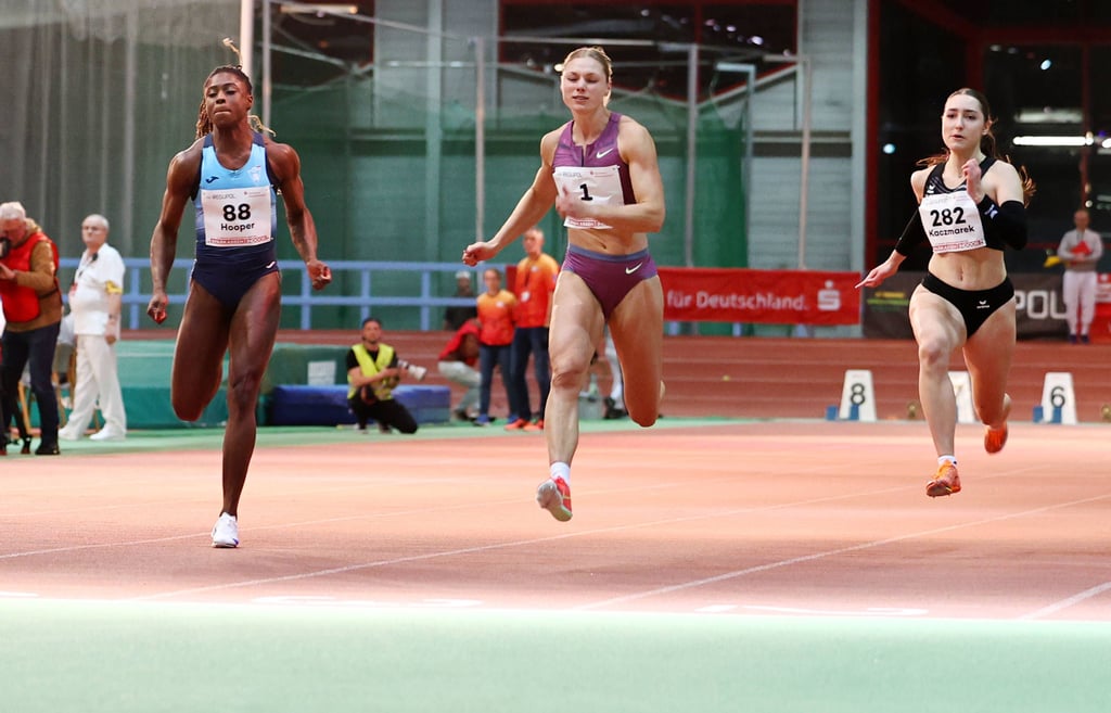 Glänzte auch schon beim Indoor-Meeting in Erfurt (v. r.): Hannah Kaczmarek gegen Lisa Mayer (Wetzlar) und Gloria Hooper (Italien).