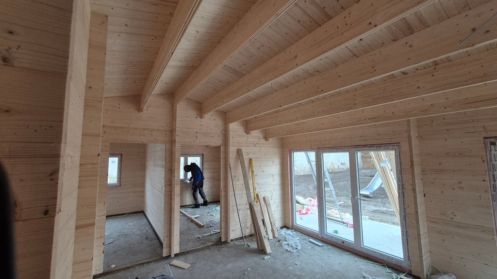 Aufgebaut ist das Haus. Jetzt geht es an den Innenausbau.