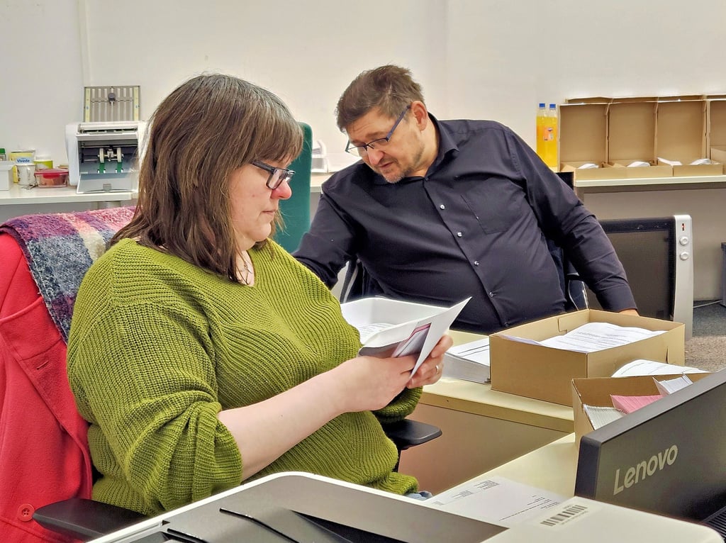 Alexandra Koch und Steffen Globig im Briefwahllokal der Stadt Köthen, das seit dieser Woche geöffnet hat und rege frequentiert wird.