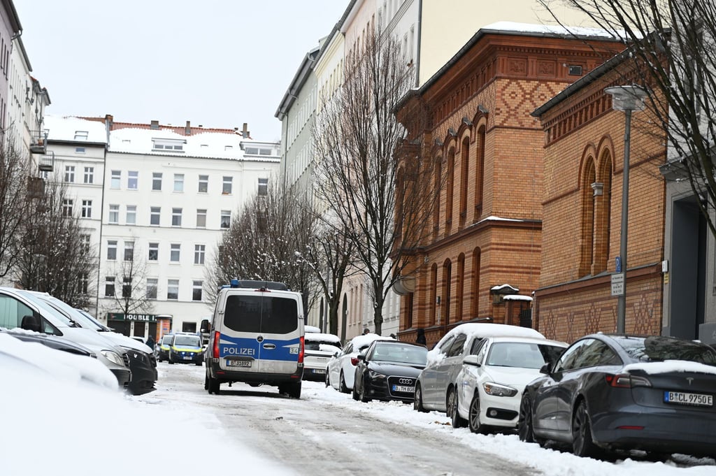 Wegen eines Alarms durchsuchte die Polizei eine Schule in Berlin, gab aber dann Entwarnung.