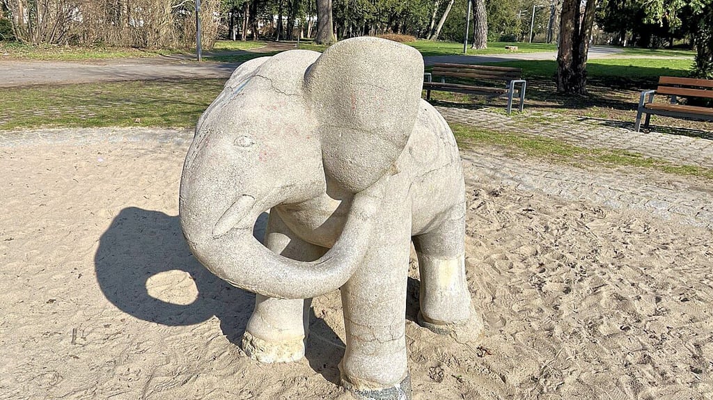 Ostmoderner Elefant: Betonspielplastik von Alfred Späte, 1972, im Stadtpark Dessau. Ein zweites Exemplar steht am Bauhaus.