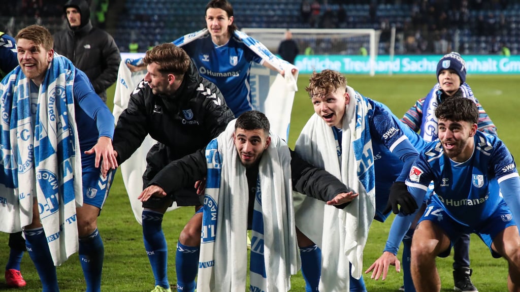 Die Spieler vom 1. FC Magdeburg feiern den Sieg gegen den 1. FC Köln in der 2. Bundesliga.