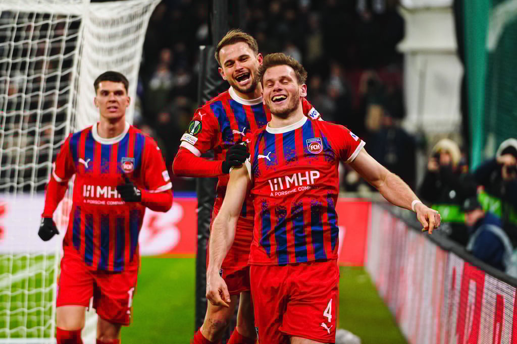 Zwei Ex-Magdeburger feiern den Sieg des 1. FC Heidenheim in Kopenhagen: Léo Scienza (M.) gratuliert dem Siegtorschützen Tim Siersleben.