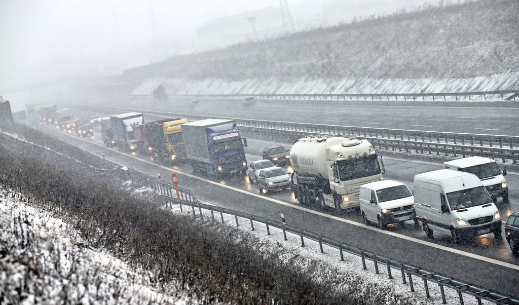 Auf der A14 ist es zu einem Unfall gekommen. Ein Laster ist in den Graben gerutscht.