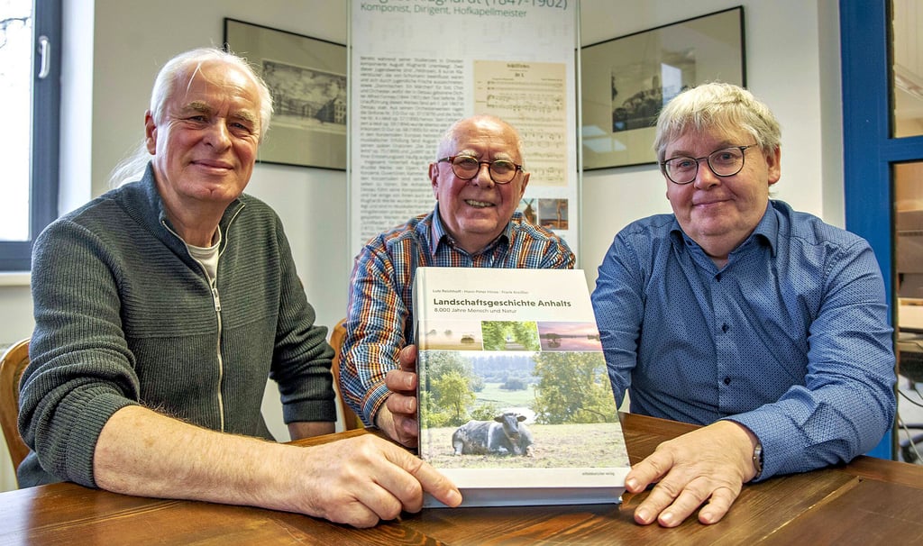 Archäologe Hans-Peter Hinze, Biologe Lutz Reichhoff und Historiker Frank Kreißler (v.l.) mit ihrem neuen Werk „Landschaftsgeschichte Anhalts“
