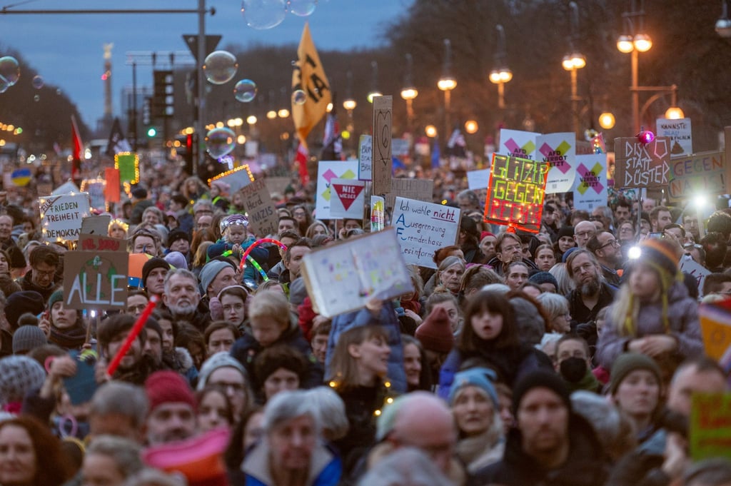 Eine Woche vor der Bundestagswahl wollen erneut Menschen in Berlin gegen Rechtsextremismus demonstrieren. (Archivbild)