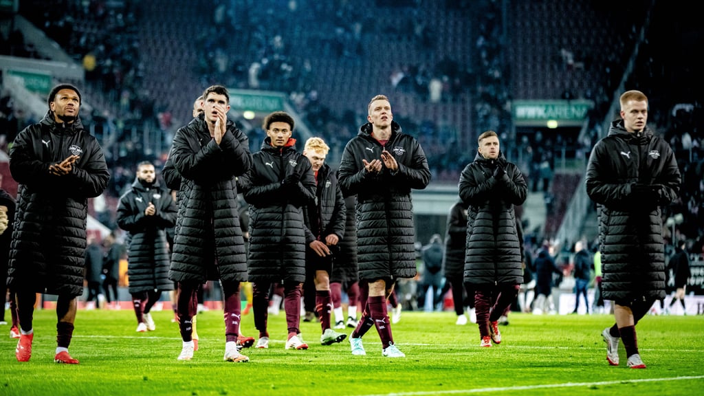 Mantelgang: RB Leipzig nach dem Spiel in Augsburg.