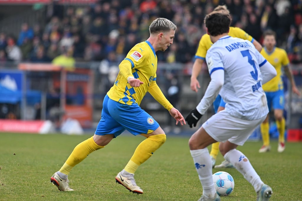 Braunschweigs Lino Tempelmann schießt das Tor zum 1:0.