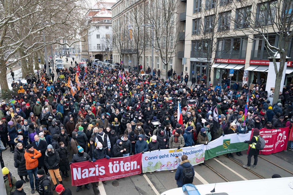 Mehrere Tausend Menschen haben in Dresden gegen einen Aufmarsch Rechtsextremer zum Gedenken an die Zerstörung Dresdens im Zweiten Weltkrieg protestiert.