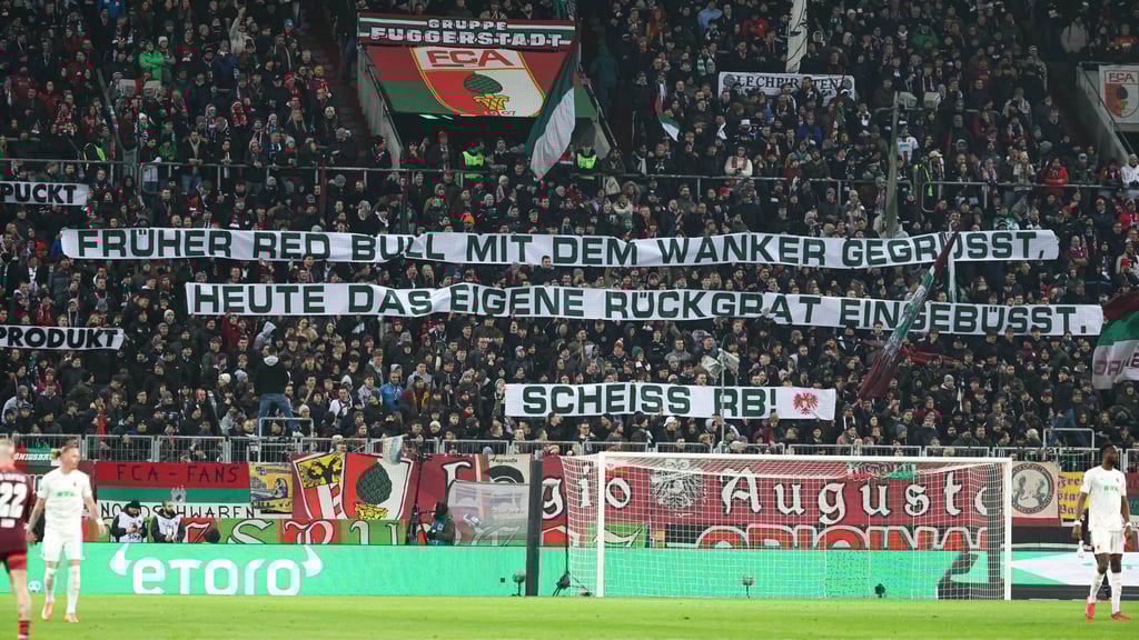 Hassplakate gegen die Vereinsikone.