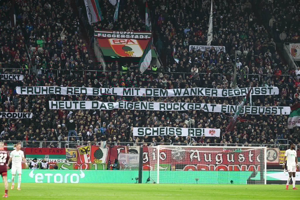 Hassplakate gegen die Vereinsikone.