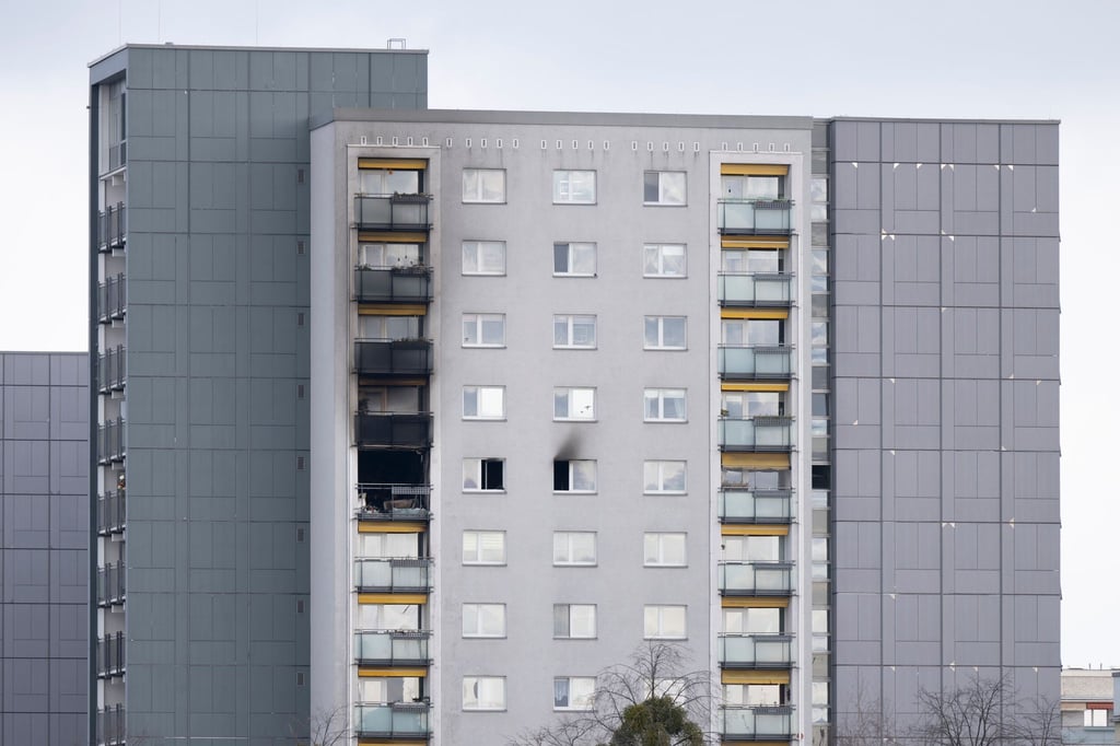 Drei Menschen wurden bei einem Brand in der elften Etage eines Hochhauses verletzt - zwei von ihnen starben im Krankenhaus.