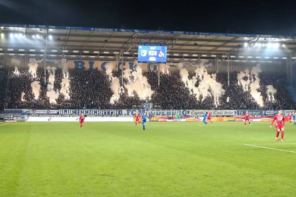 Die Fans des 1. FC Magdeburg in ihrer Nordkurve: Große Choreografie samt abgefeuerter Pyrotechnik.
