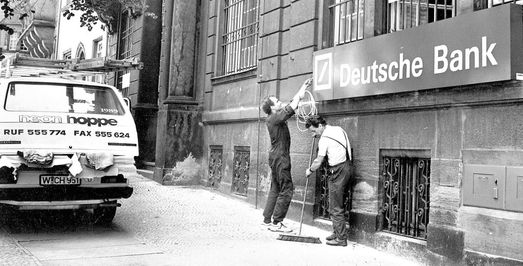 Veränderungen gab es im Zeitzer Stadtbild: : Die Deutsche Bank übernahm 1990 das Gebäude der ehemaligen Staatsbank der DDR in der Brüderstraße.