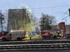 Die Feuerwehr löschte einen Brand in einem leer stehenden Plattenbau am Westring in Magdeburg