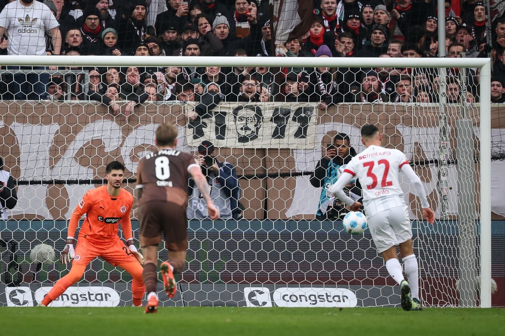 Freiburgs Vincenzo Grifo (r) scheitert vom Elfmeterpunkt.