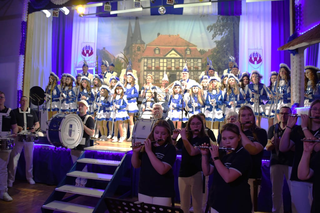 Bei der zweiten Abendveranstaltung des Derenburger Carnevalsvereins im Saal des Gasthauses „Weisser Adler“ herrschte ausgelassene und feucht-fröhliche Stimmung unter den Gästen. Geboten wurde ihnen ein umfangreiches Programm mit Tänzen, Liedern und Büttenreden.