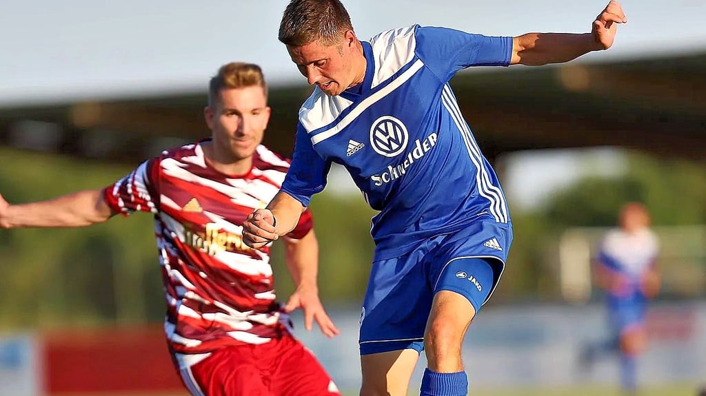 Philipp Baierl vom MSV Eisleben (rechts) beendets eine Karriere.
