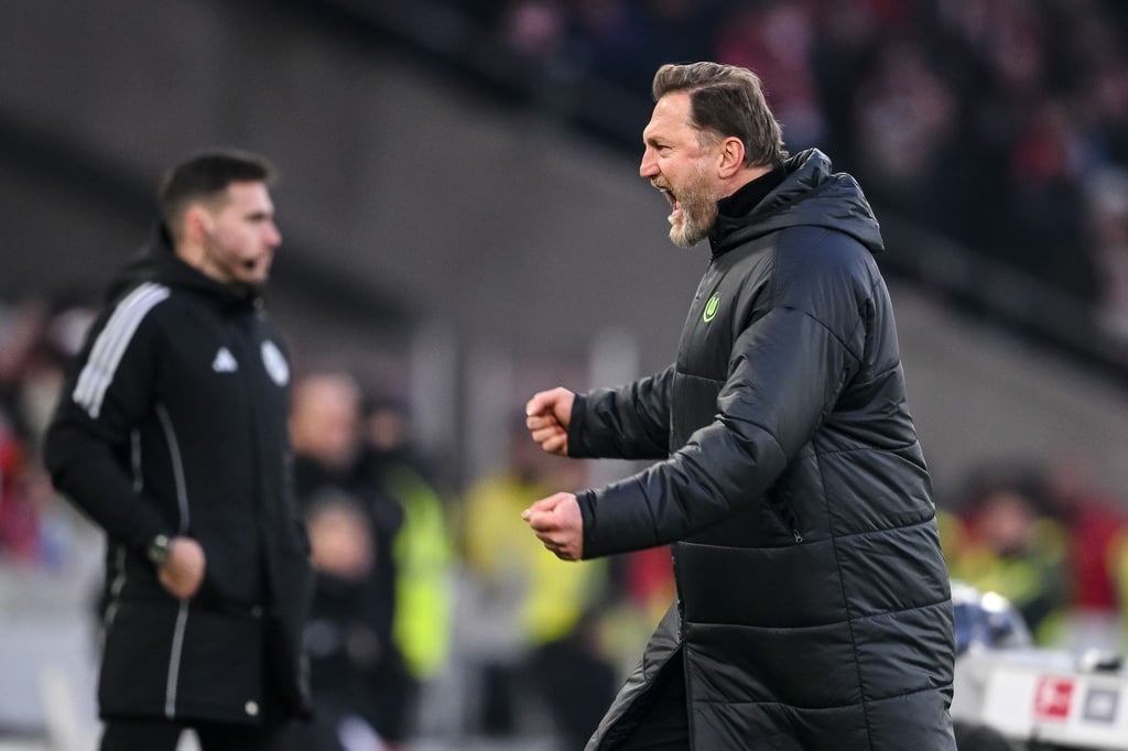 VfL-Coach Ralph Hasenhüttl jubelt über den Sieg der Wolfsburger in Stuttgart.